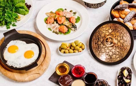 Kahvaltının Öğle Yemeğiyle Lezzet Dolu Kucaklaşması: Brunch Ritüeli